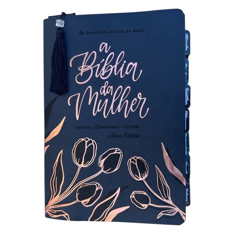 Capa do livro Biblia da Mulher de estudos Preta aston Grande com abas adesivas coladas NAA + marca páginas