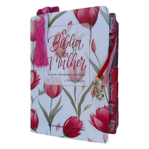 Capa do livro Biblia da Mulher de estudos tulipas vermelhas com abas adesivas + pingentes + marca paginas glitter NAA capa luxo SBB