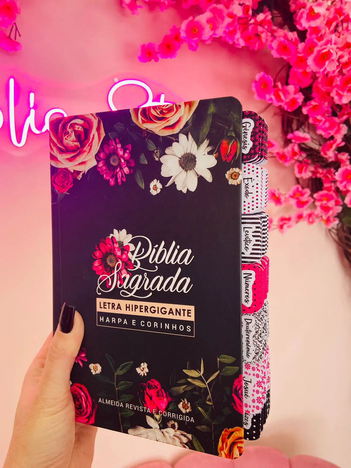 Capa do livro Bíblia Sagrada Floral Pink