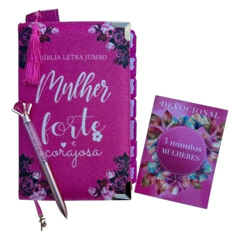 Capa do livro Kit Bíblia Jumbo 100% Glitter Pink com Abas adesivas e Pingente Cp dura Acolchoada + caneta + devocional